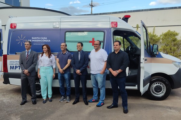 Santa Casa recebe ambulância 0km doada pelo Ministério Público do Trabalho em Patos de Minas