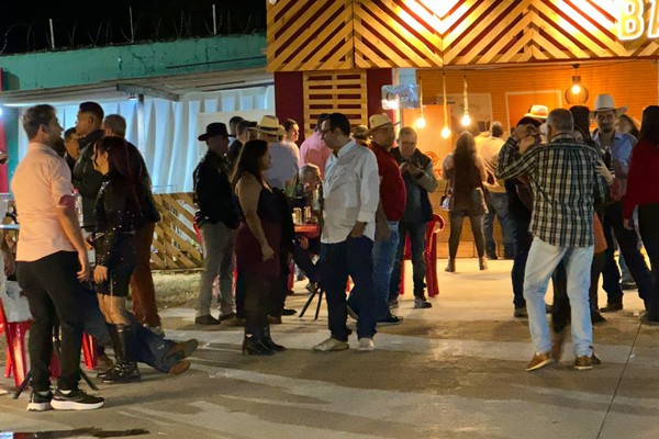 Dois pra lá e dois pra cá: forró toma conta da Vila Country; veja ao vivo