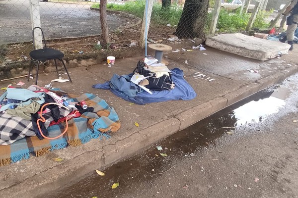 Polícia Militar desfaz acampamento improvisado por moradores de rua e usuários de drogas em Patos de Minas