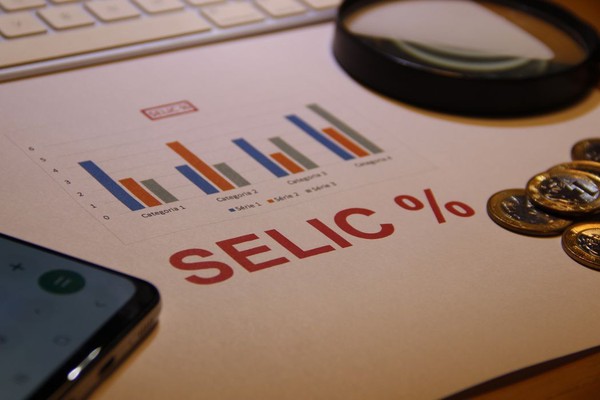 Mercado reduz projeção da Selic para 13,50%