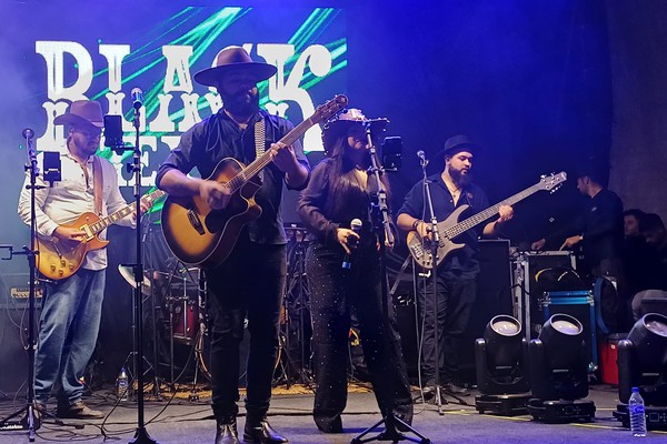 Banda Black Texas anima público no Palco do Unipam; veja ao vivo