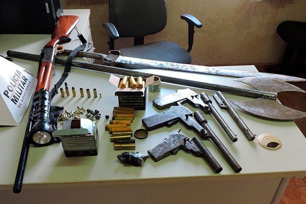 Operação Conjunta apreende diversas armas e munições na zona rural de Monte Carmelo