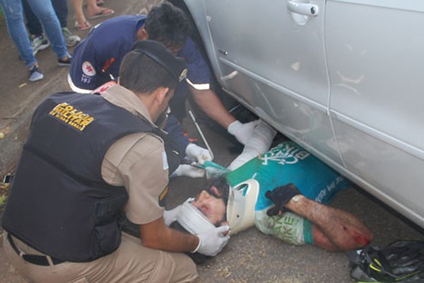 Ciclista é atropelado durante conversão e vai parar debaixo de carro em Patos de Minas