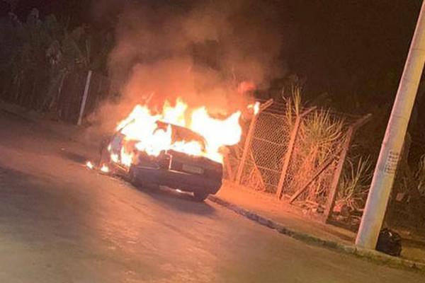 Veículos são incendiados em São Gotardo e PM pede apoio da população para identificar criminoso