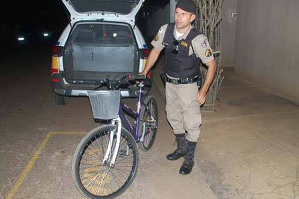 Jovem é preso com bicicleta furtada e prevê liberdade rápida para usar droga