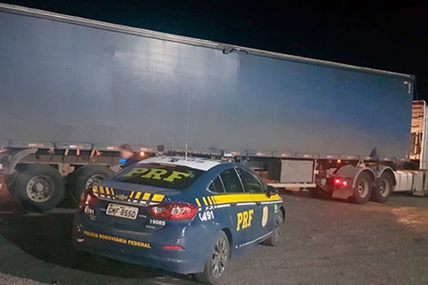 Motorista é preso ao ser flagrado pela PRF transportando pneus contrabandeados da China