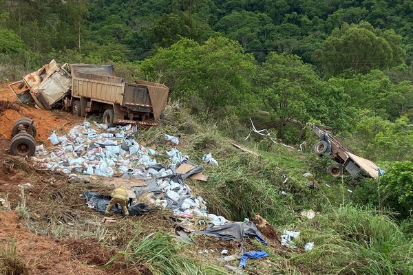 Uma pessoa morre e outra fica ferida em batida violenta com 2 caminhões na MGC 354