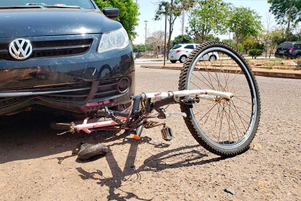 Veículo para em cima de bicicleta em acidente que deixou condutora ferida em Patos de Minas