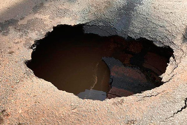 Pavimentação não resiste e buraco enorme se abre na região central de Patos de Minas
