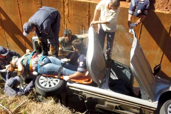 SAMU e Corpo de Bombeiros resgatam condutora de veículo que caiu no Córrego da Ivan Borges