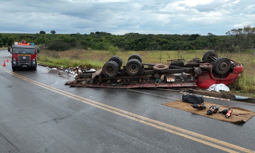 Caminhão carregado com açúcar capota perto de Catiara e motorista morre preso às ferragens na BR 146
