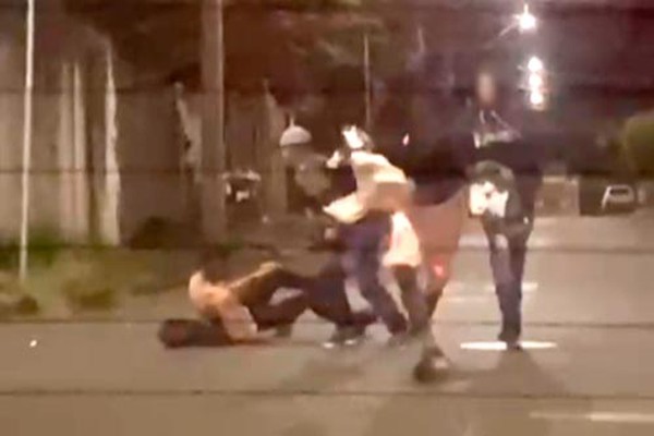 Torcedores flagrados agredindo e tomando camisa de rival podem responder pelo crime de roubo