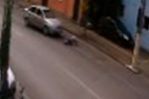 Vídeo mostra aposentado sendo atropelado quando atravessava rua no Centro de Patos de Minas
