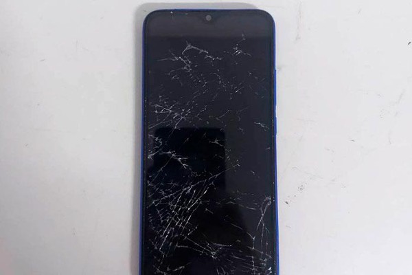 Homem furta celular, passa correndo em frente à delegacia e acaba preso