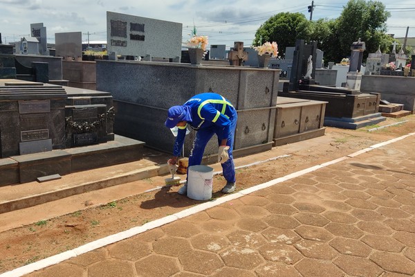 Cemitério é preparado para dia de finados e autônomos aproveitam para faturar grana extra limpando túmulos