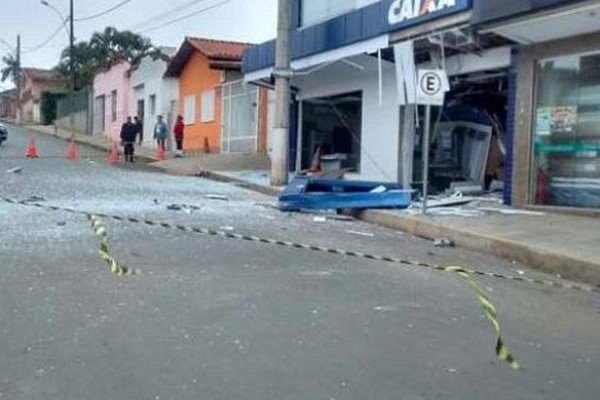 Assaltantes explodem agência da Caixa Econômica pela segunda vez em Campos Altos