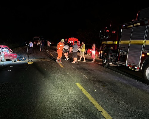 Sobe para cinco o número de mortes em tragédia com dois carros na BR 365