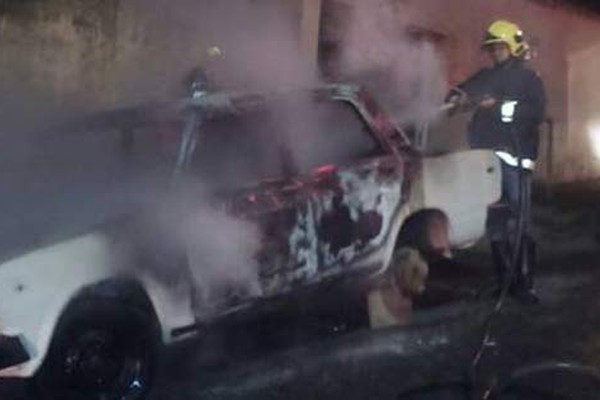 Incêndio praticamente destrói carro que estava à espera de reparo no Morada do Sol