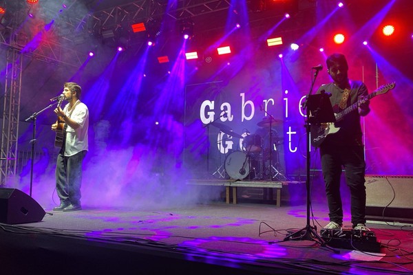 Gabriel Gonti canta “Bete Balanço” e agita Fenapraça com participação de Pieit; veja como foi