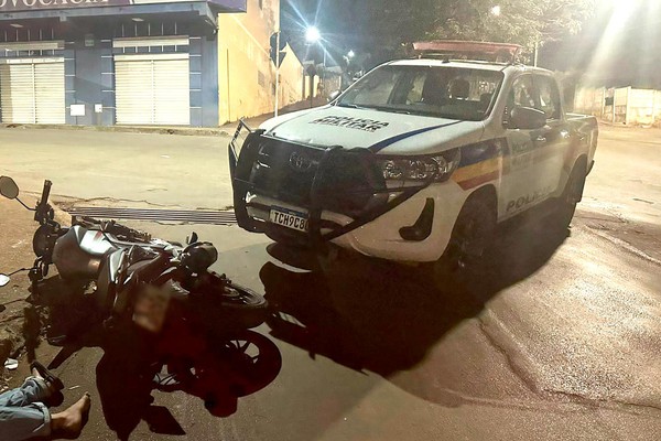 Condutor inabilitado e na contramão bate em viatura da Polícia Militar e deixa dois feridos