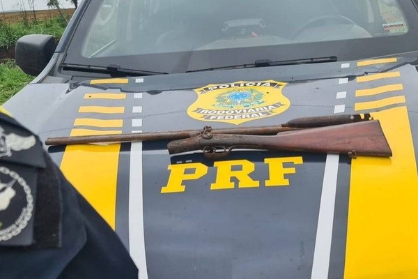 PRF apreende espingarda Belga escondida em veículo na BR 365, em Patos de Minas