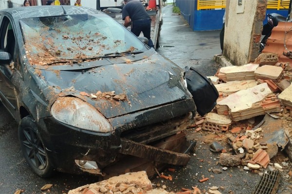 Motorista embriagado e sem habilitação bate em residência e danifica moto e acaba preso