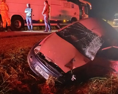 Motorista morre e mulher fica gravemente ferida em grave acidente entre carro e ônibus na BR-365, em Patrocínio