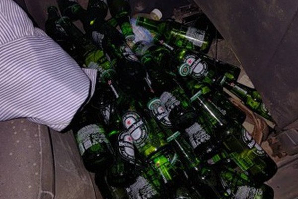 Homem é preso com dezenas de garrafas de Heineken após furtar fardos da cerveja em caminhão