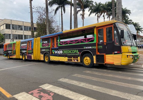 Sicoob Credicopa leva diversão para as crianças, com carreta Trem-Bala e brinquedos na Praça do Coreto