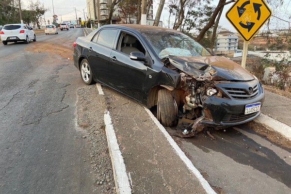 Carro vai parar na contramão da Av. JK, após condutor perder controle devido a óleo na pista