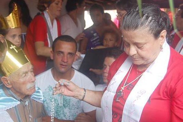 Mulheres aderem à tradição das Folias de Reis e comandam a festa em Patos de Minas
