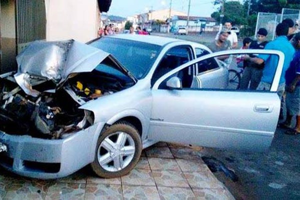 Motorista embriagado bate em veículo parado e em residência no Bairro Planalto