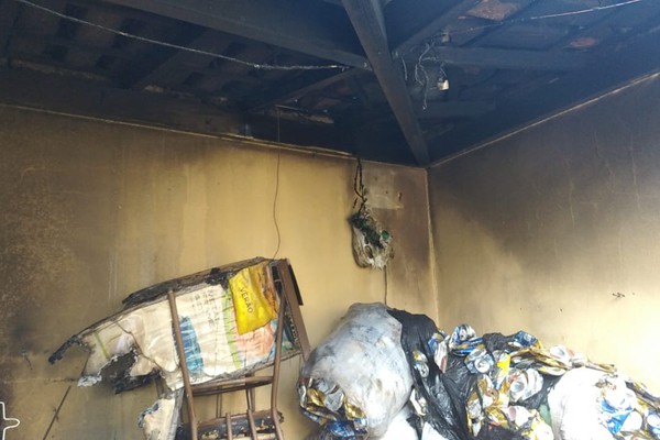 Incêndio em cômodo de casa mobiliza Corpo de Bombeiros em Patos de Minas