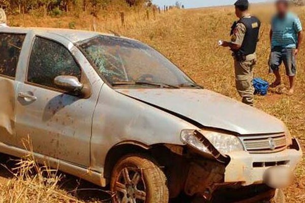 Motorista perde controle direcional e capota veículo em estrada vicinal no município de Presidente Olegário