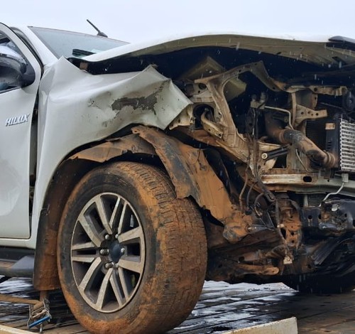 Motorista de caminhonete tenta entrar em estrada vicinal e é atingido por carro na MG 235