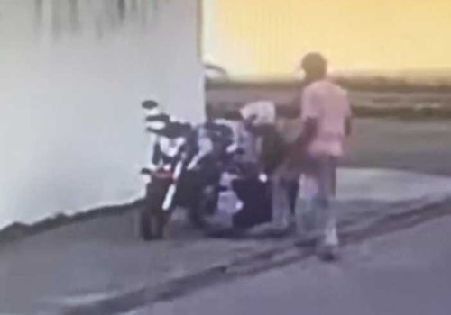 Imagens mostram ladrões levando motocicleta em Patos de Minas; veja como eles agem