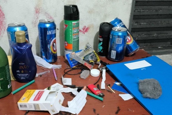 Homem é preso por ameaçar irmã com faca e tentar esganá-la em Patos de Minas