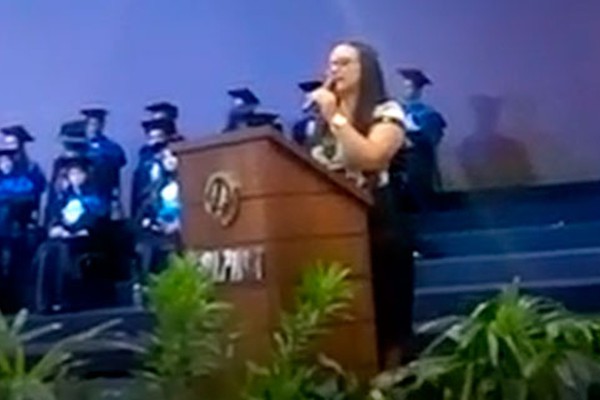 Mãe de estudantes mortos brutalmente faz discurso emocionante na formatura da filha sobrevivente