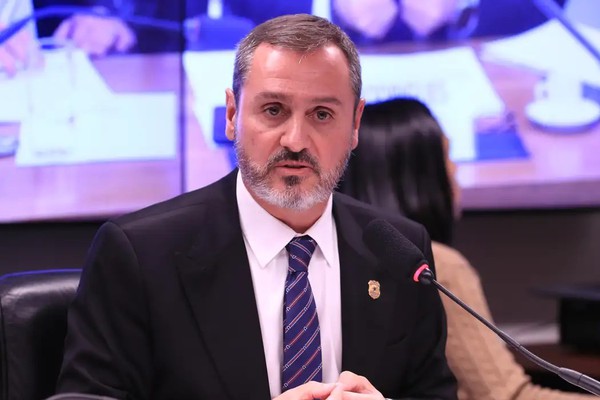 Dino determina reintegração de Andrei Rodrigues ao comando da PF