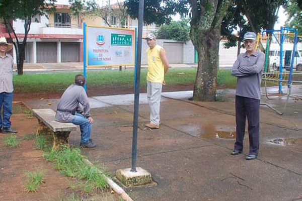 Sem equipamentos de segurança, servidores da prefeitura se negam a limpar a Lagoa Grande