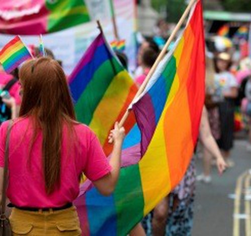 Empregada lésbica vai ser indenizada em R$10 mil após ser excluída de homenagem no Dia da Mulher em MG