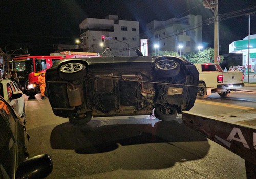 Motorista bate em veículos parados na rua Major Gote e foge deixando o carro tombado