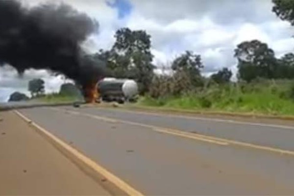 VÍDEO: Jornalista flagra colisão entre Pampa que ficou destruída e Caminhão Tanque que pegou fogo