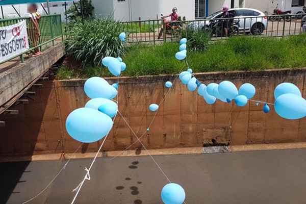 Moradores estendem faixas e balões em protesto para despoluir o Córrego do Monjolo