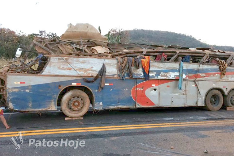 Ônibus de sacoleiros cai em ribanceira e deixa dois mortos e 15