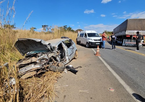 Motorista morre ao bater de frente com caminhão na BR365 em Patos de Minas