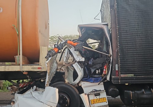 Caminhão-baú bate na traseira de caminhão-tanque e deixa motorista preso às ferragens na BR-365