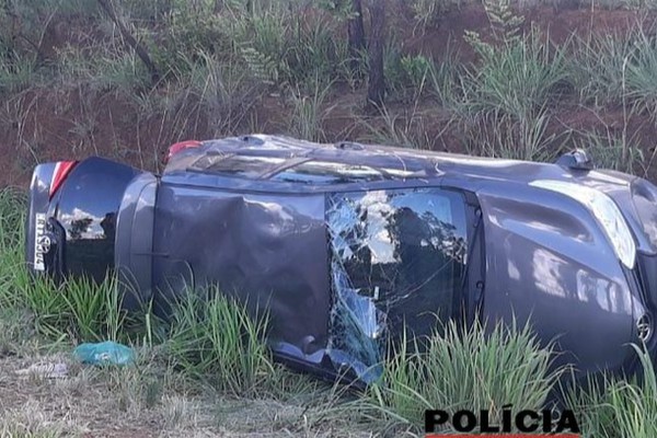 Carro com 4 pessoas capota na MGC 354 após condutora bater em caminhão durante ultrapassagem