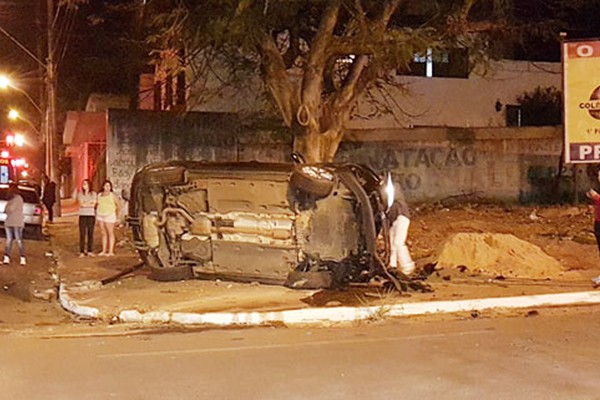 Casal fica ferido e carro vai parar tombado na calçada em acidente no Centro de Patos de Minas