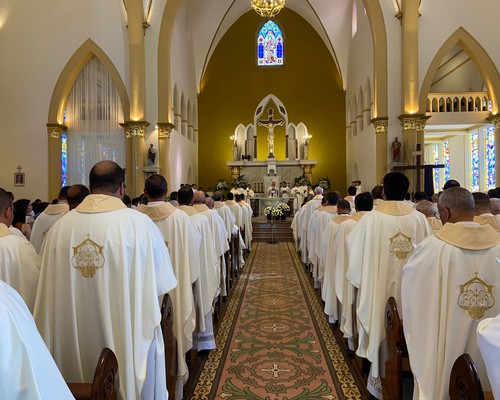 Missa do Crisma reúne clero e fiéis na Catedral de Santo Antônio em Patos de Minas; saiba a importância